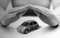 mãos por cima de miniatura de carro